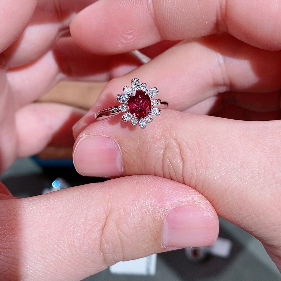 红宝石戒指18K金镶嵌吉尔德无烧鸽血红1.17克拉