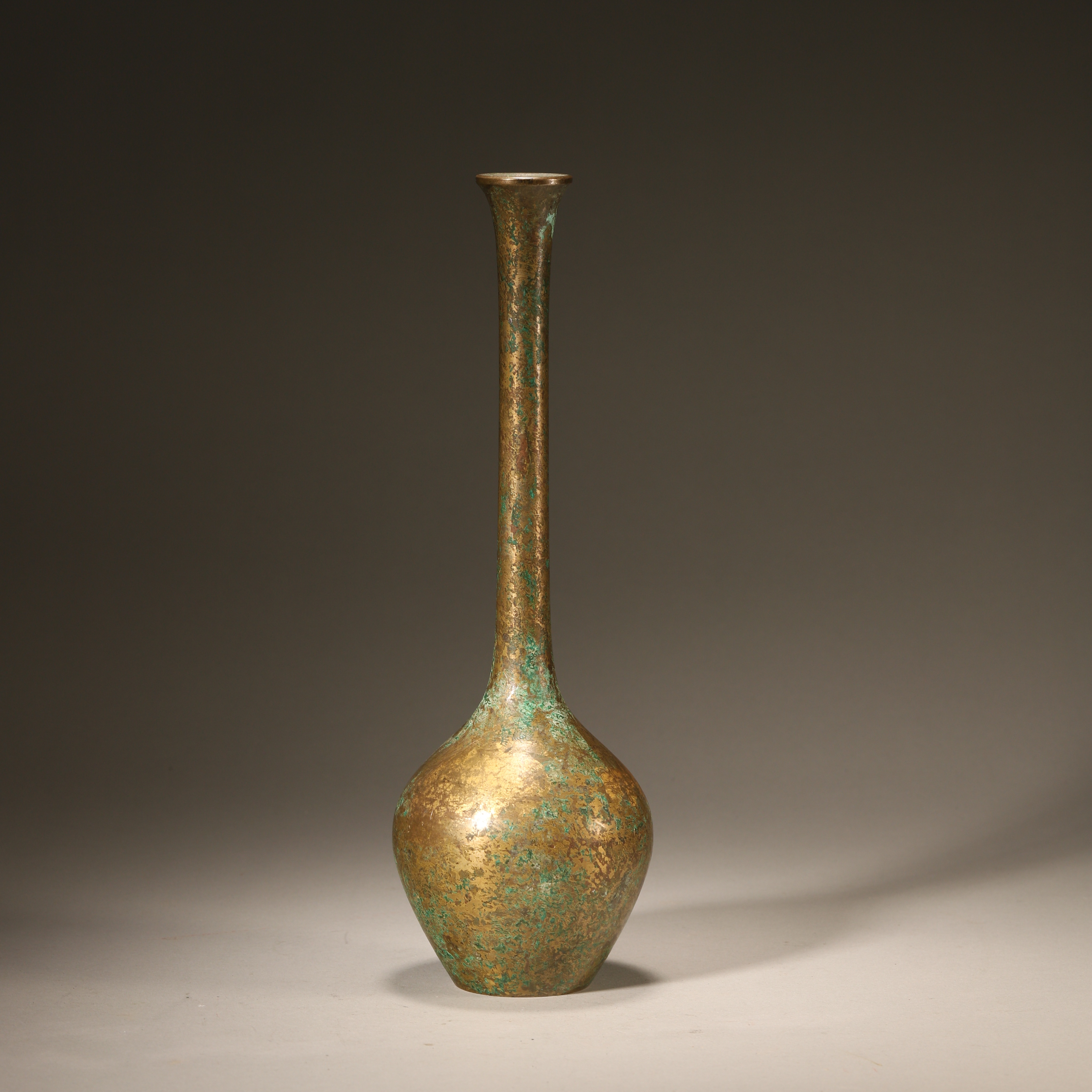 Lot05清代 铜鎏金长颈瓶