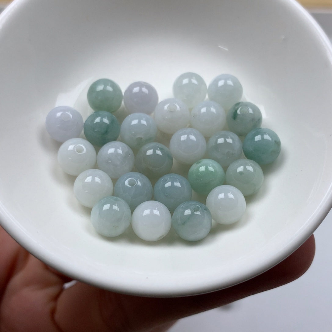 翡翠颈饰未镶嵌卡7.8。单圈。25颗 