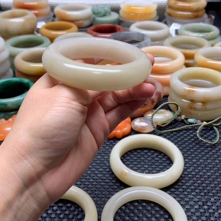 石英质玉手镯未镶嵌