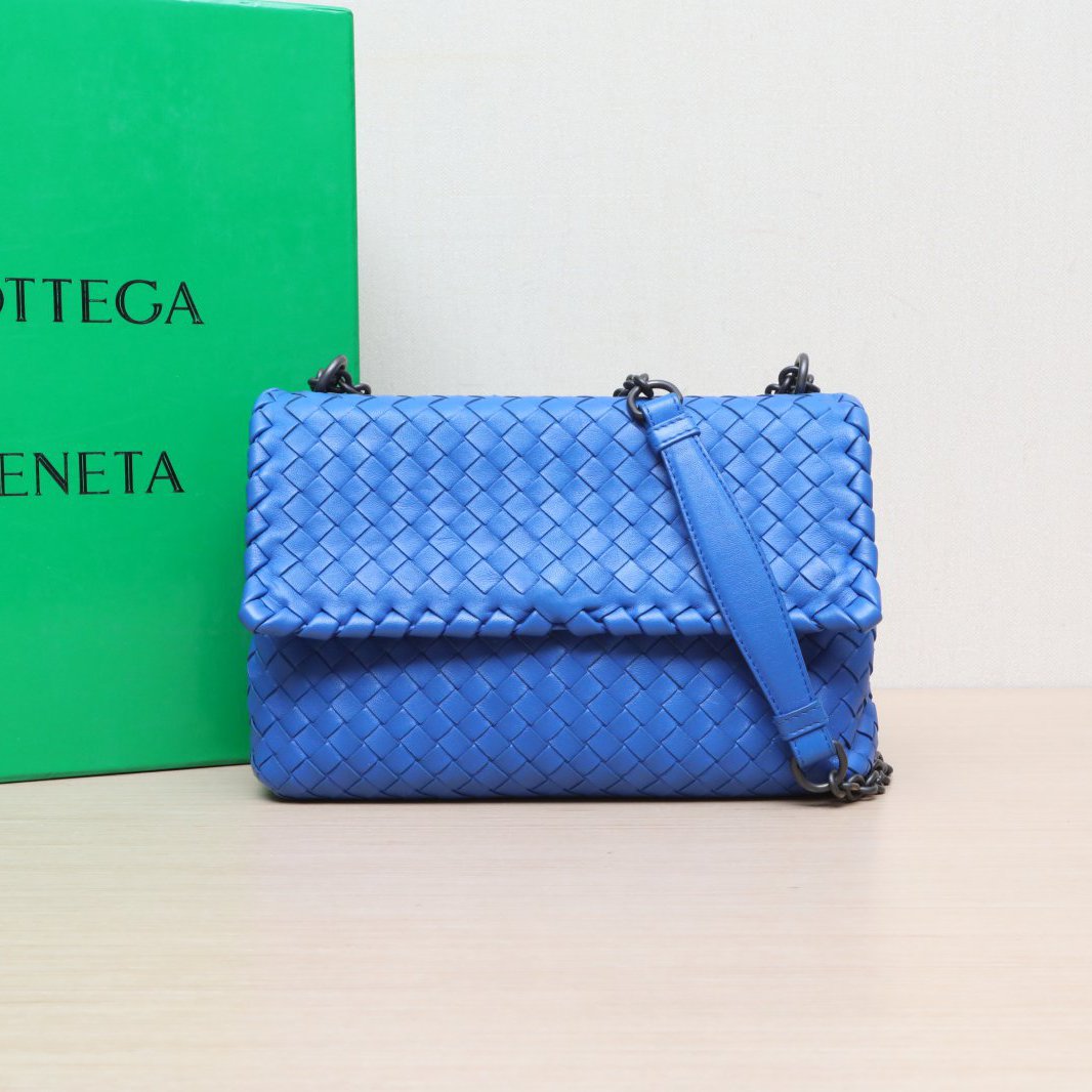 95新 BOTTEGA VENETA/葆蝶家 【娇活动蓝色皮革S翻盖斜挎包 664251
