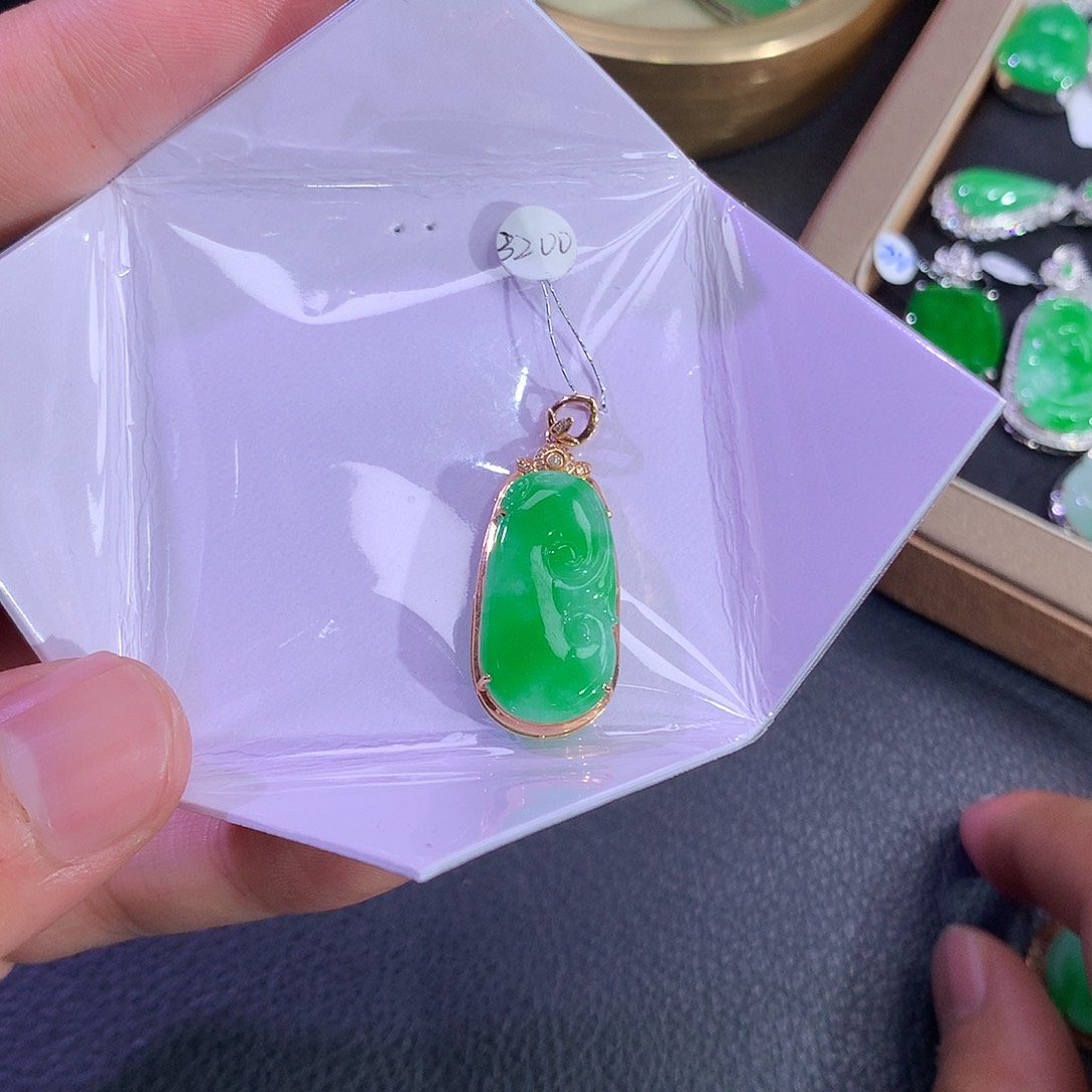 翡翠吊坠(赠链)18K金镶嵌