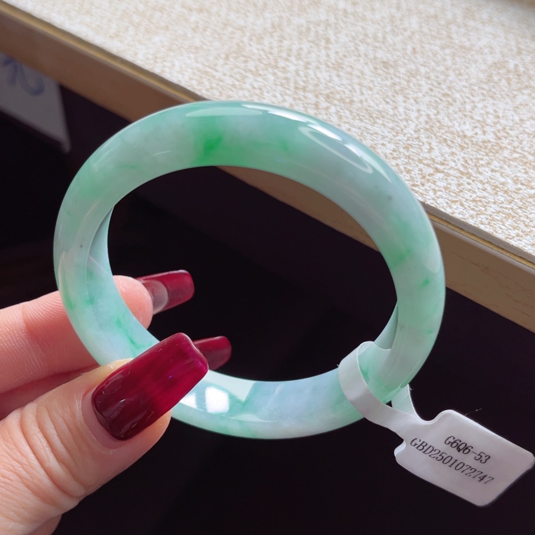 翡翠手镯未镶嵌手镯