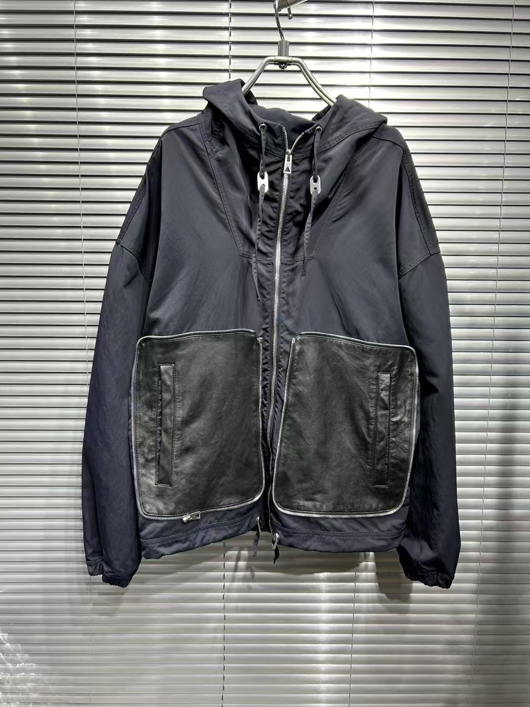 95新 BOTTEGA VENETA/葆蝶家 多拉链胸前拼皮连帽冲锋衣 xs码