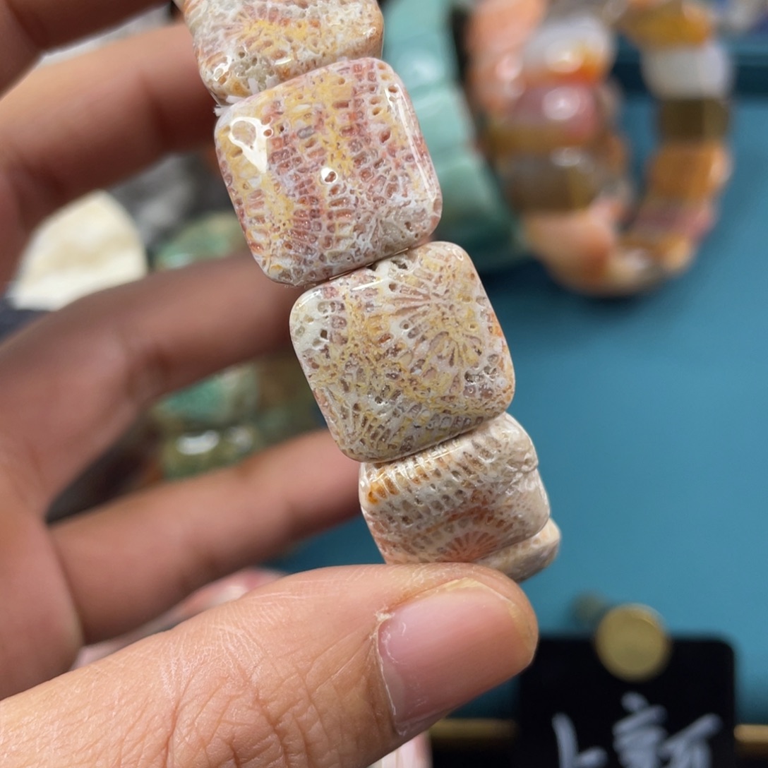 未镶嵌手镯硅化玉