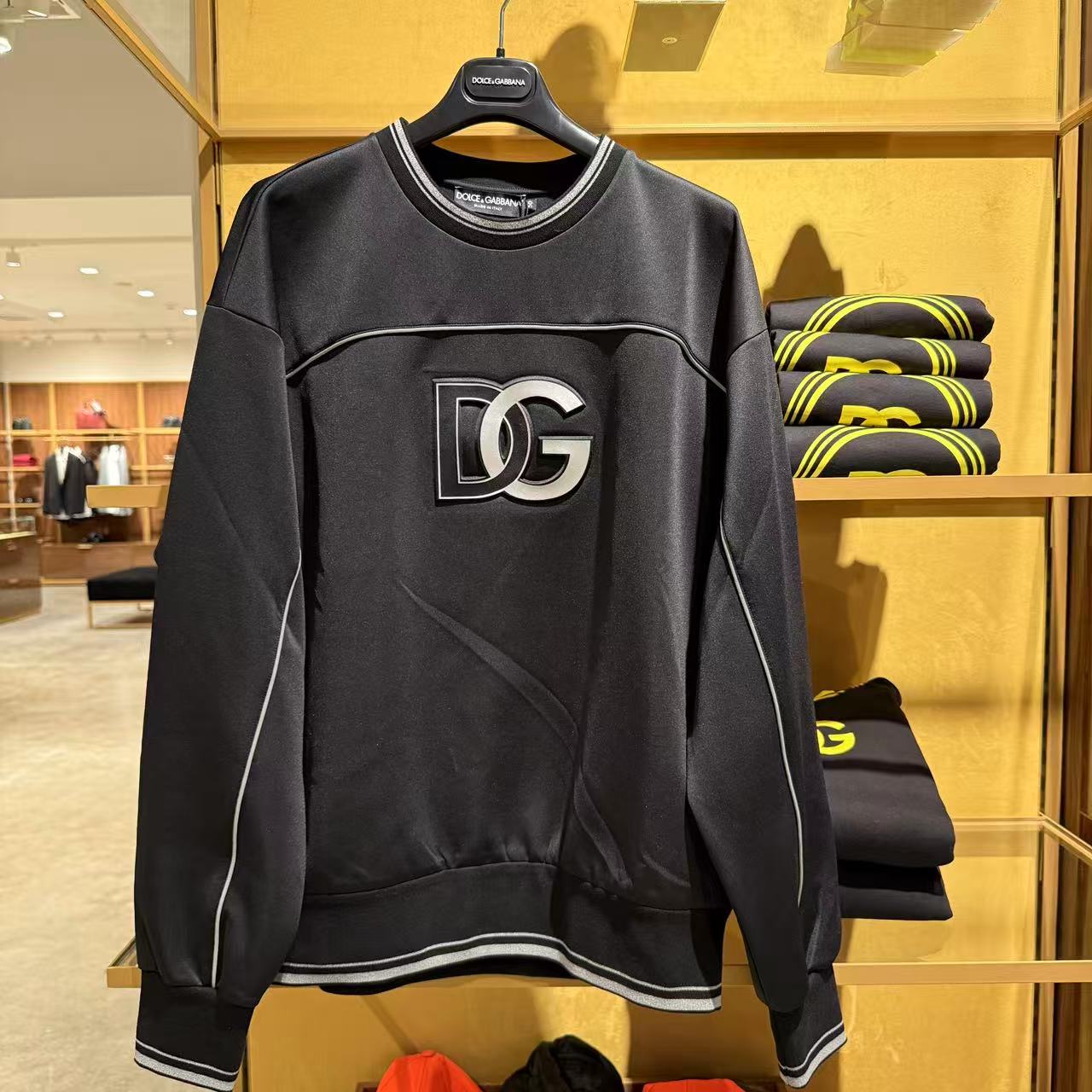 【CC在欧洲】D....G 1号折扣店 黑银反光条卫衣