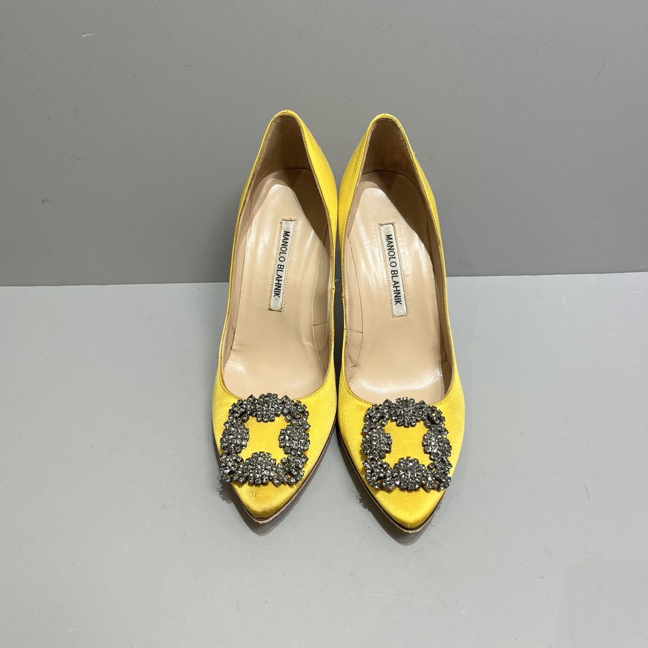 95新 MANOLO BLAHNIK/莫罗·伯拉尼克 缎面高跟鞋黄37.5码 跟高8