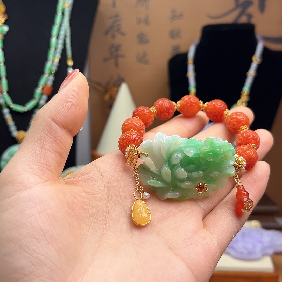 豆***y翡翠未镶嵌颈饰天然翡翠