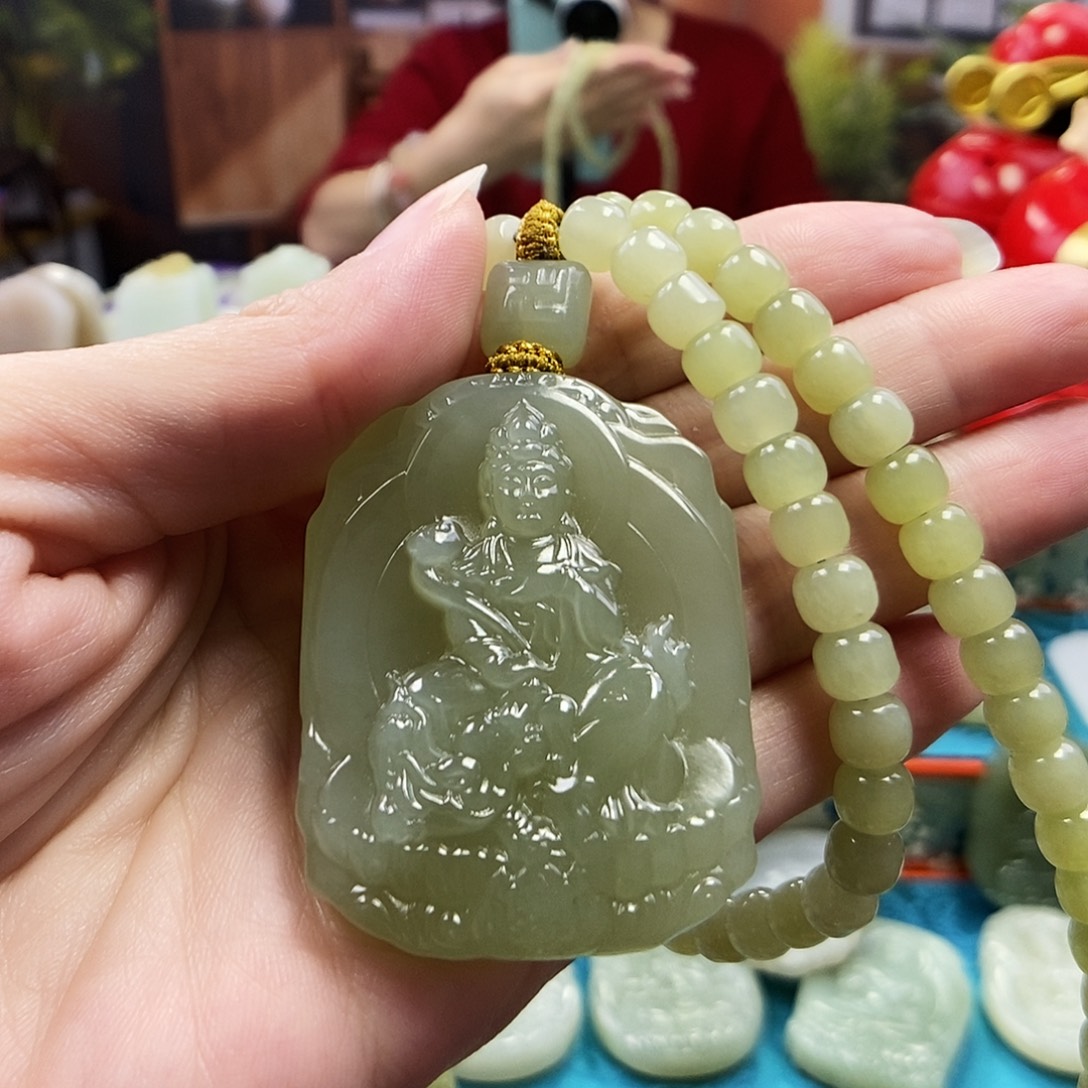 和田玉未镶嵌颈饰004属兔子佩戴文殊菩萨