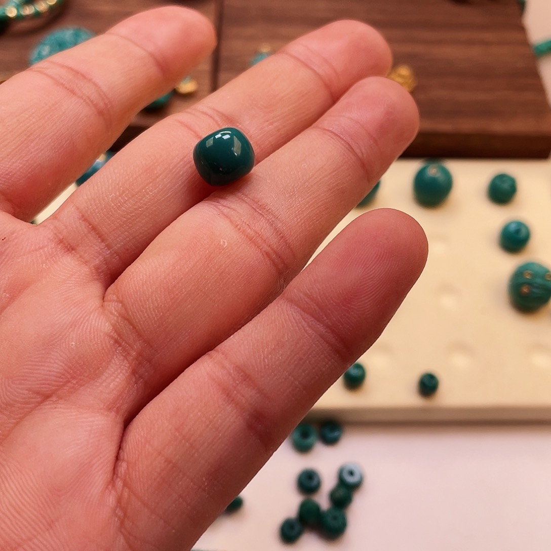 绿松石颈饰未镶嵌