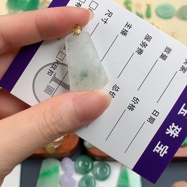 翡翠18K金镶嵌颈饰7753357788