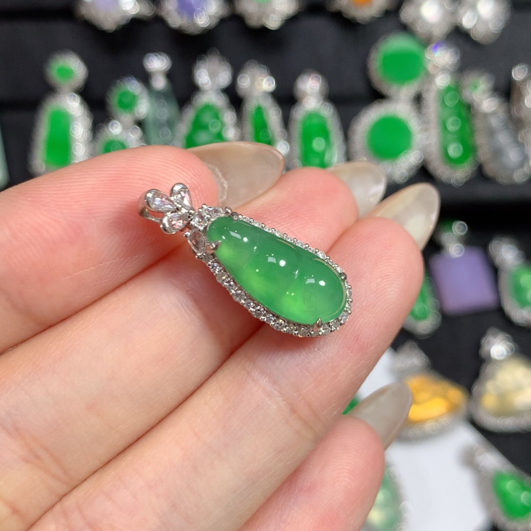 翡翠18K金镶嵌吊坠(赠链)甜绿起光豆子