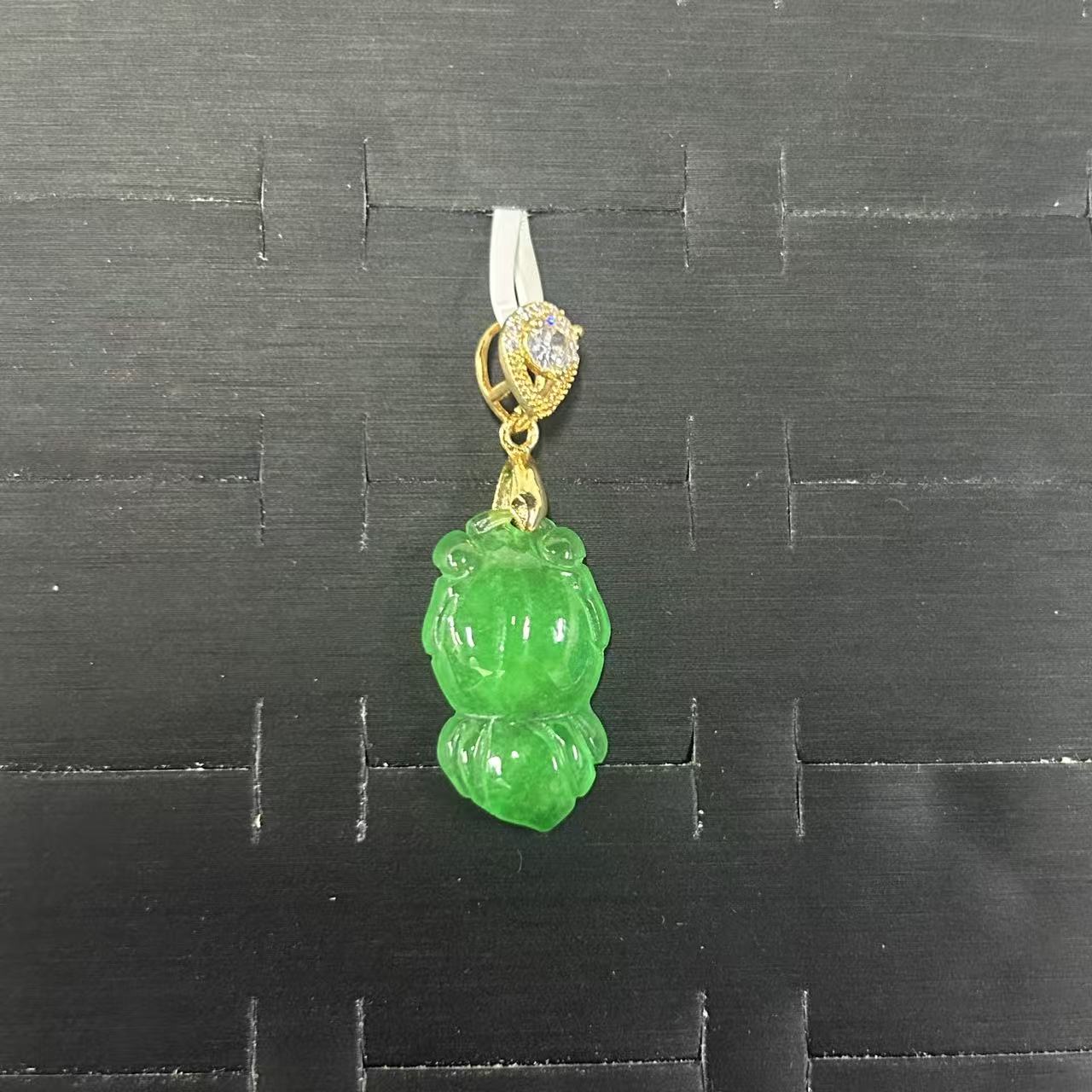 绿翠色金鱼玉石吊坠