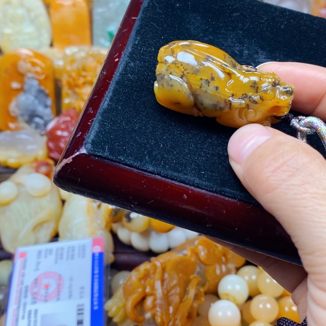 石英质玉（黄龙玉）未镶嵌颈饰