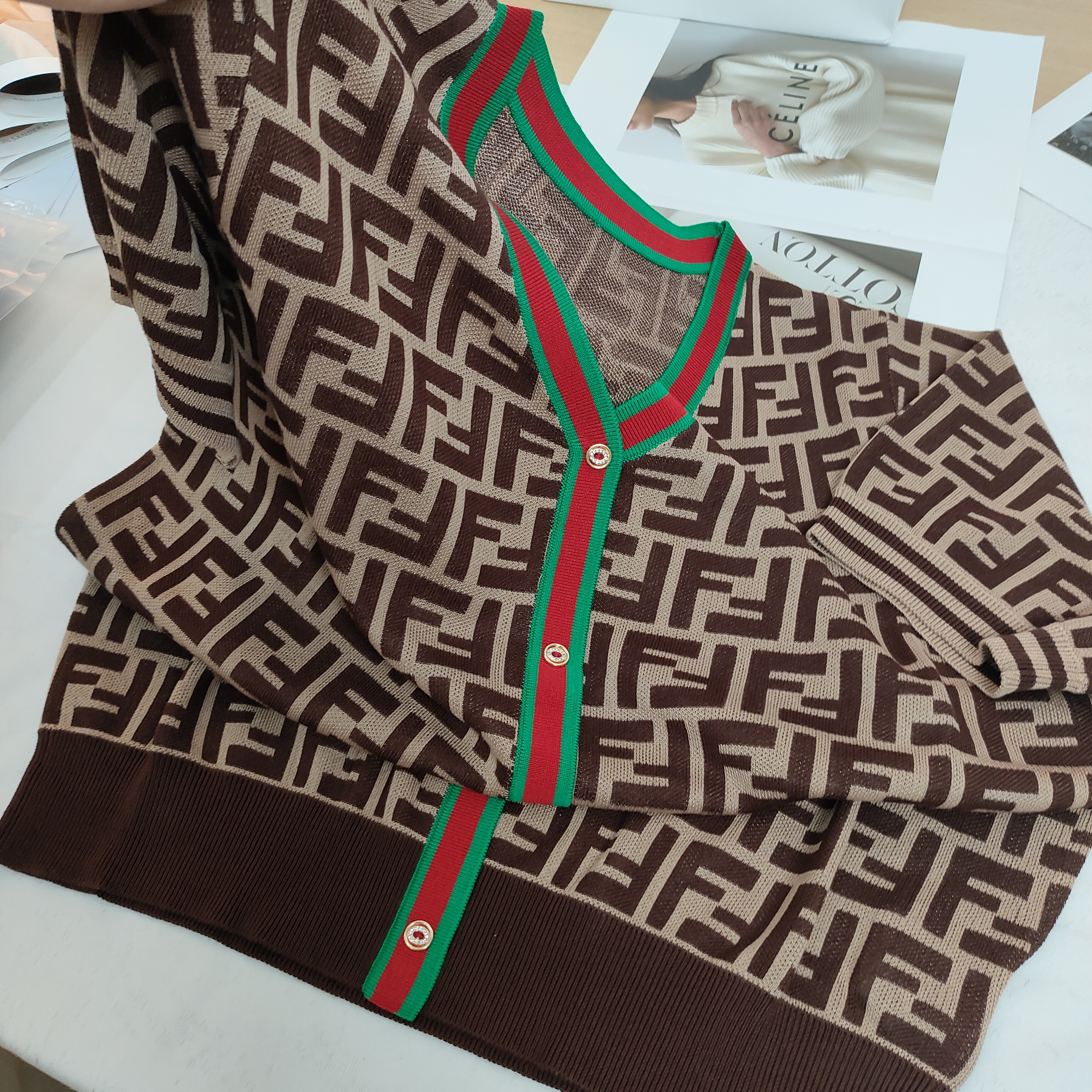 【例畔精选】2025时尚新款欧货轻奢气质V领字母高级百搭针织衫A438#