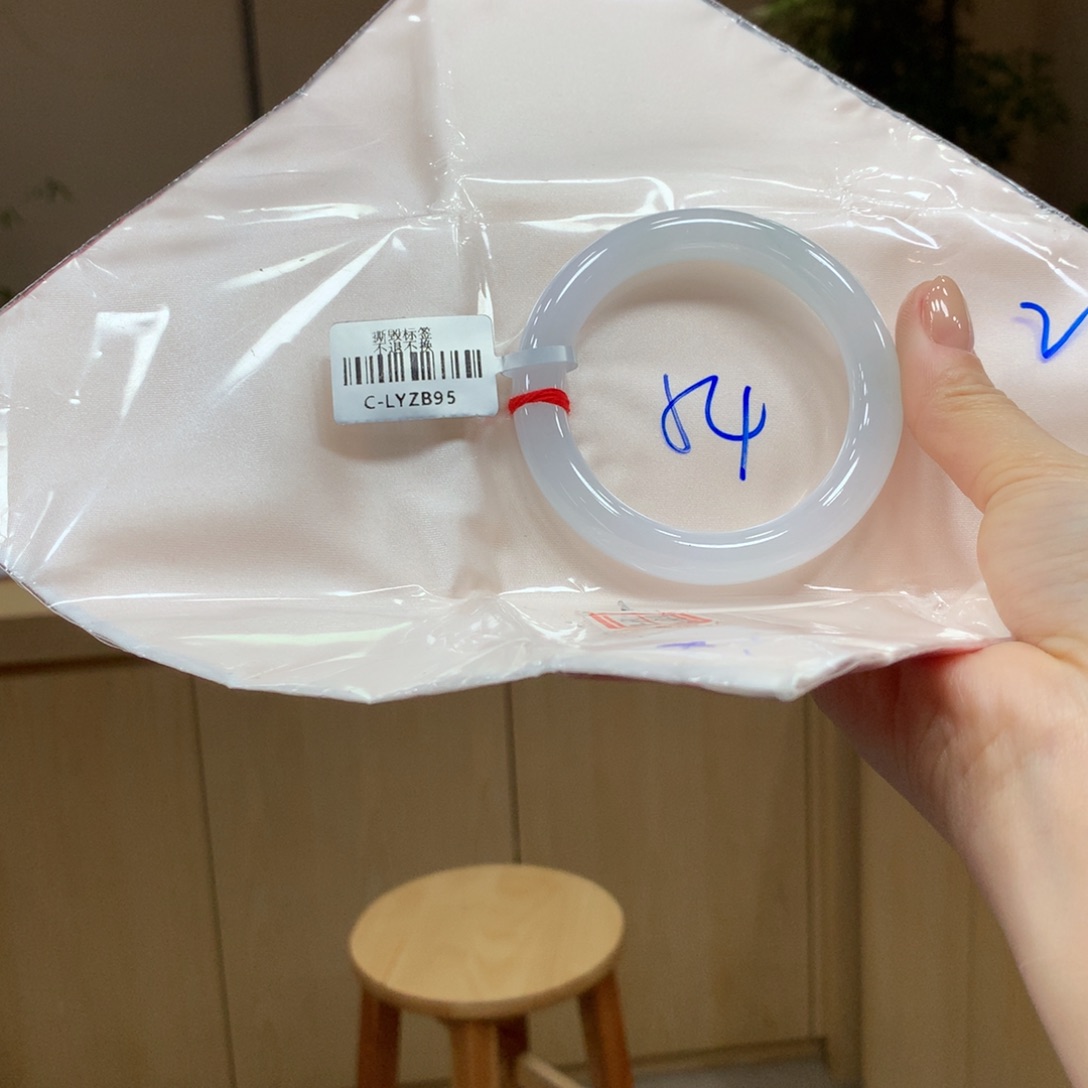 翡翠手镯未镶嵌不退不换