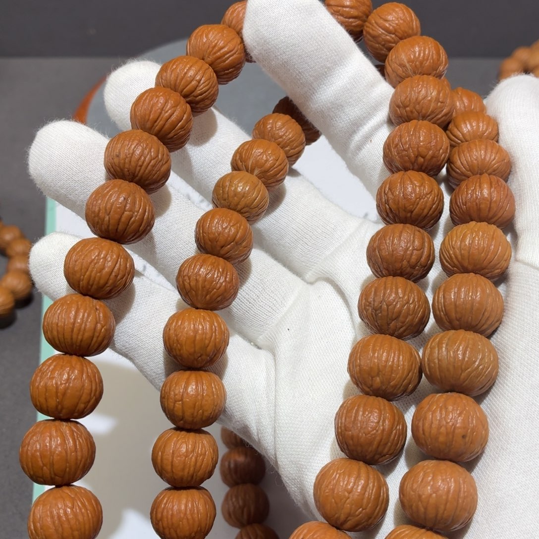 小***涵桃核吊坠土豪手持27颗籽