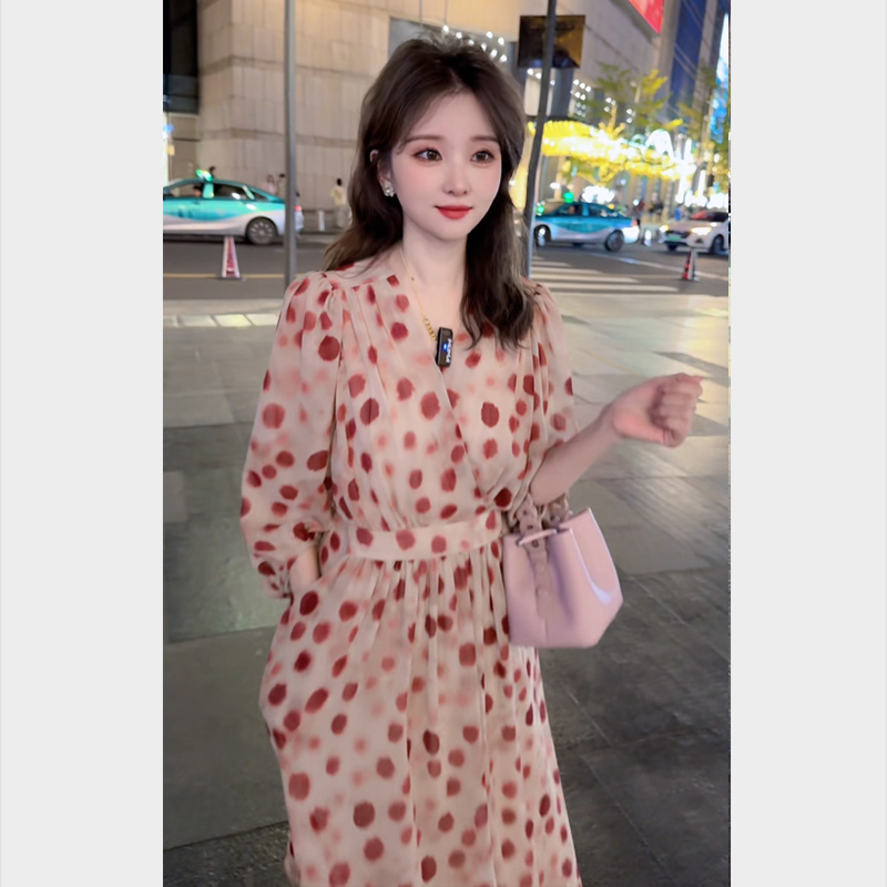 红色波点连衣裙女夏2025新款显白气质中长裙V领灯笼袖