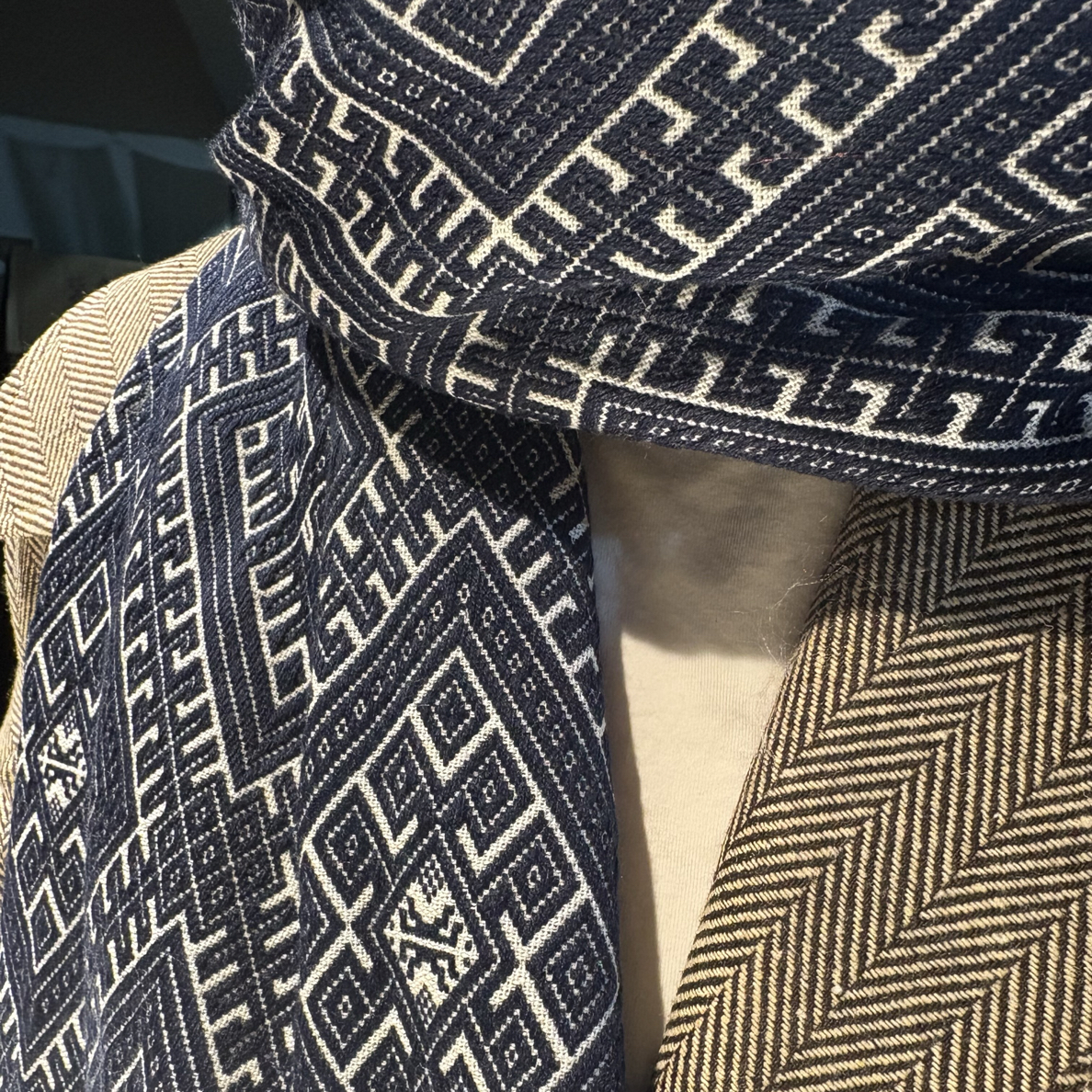 广西非遗壮锦手工文创围巾披肩冬天日常搭配时尚送人礼品