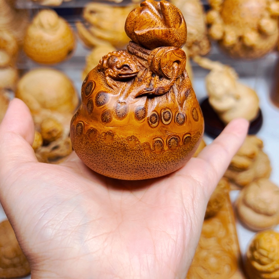 竹根雕竹雕钱袋。          