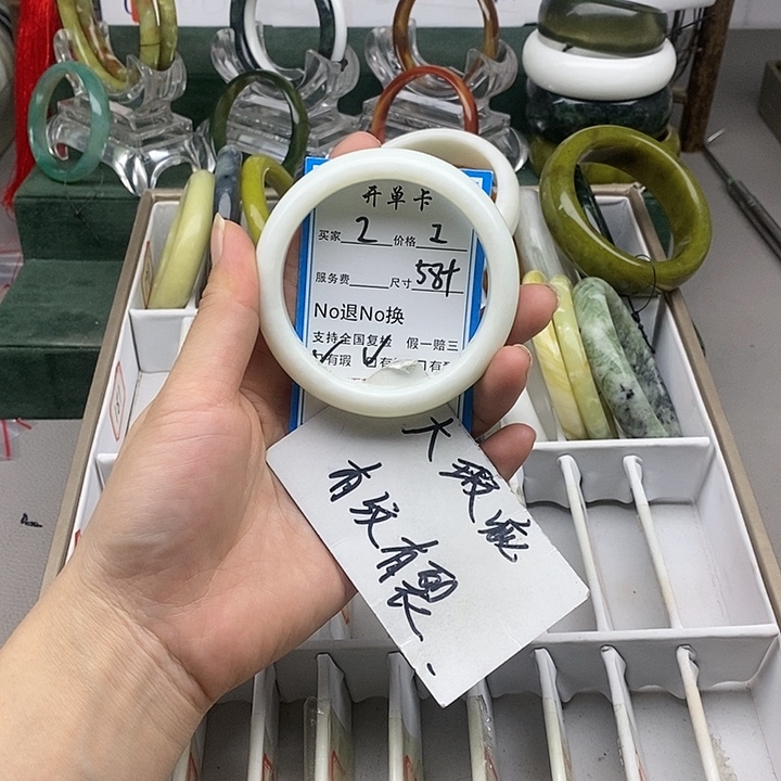 蛇纹石玉未镶嵌手镯