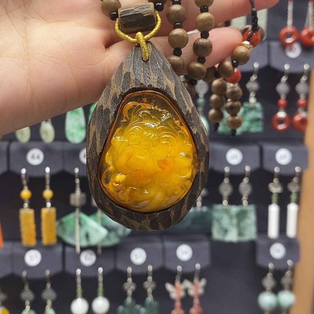 丽***凡未镶嵌颈饰琥珀天然的蜜蜡牡丹花吊坠