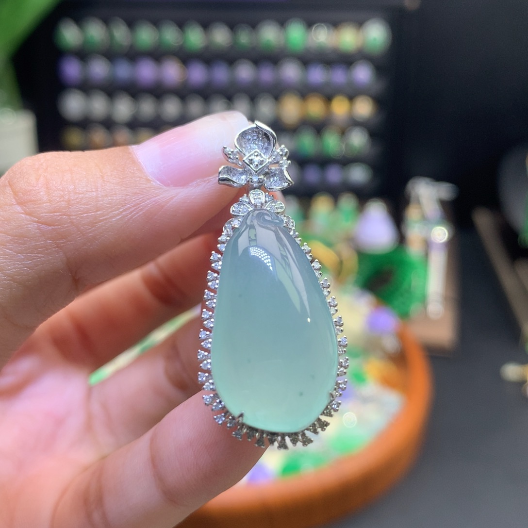 翡翠18K金镶嵌颈饰