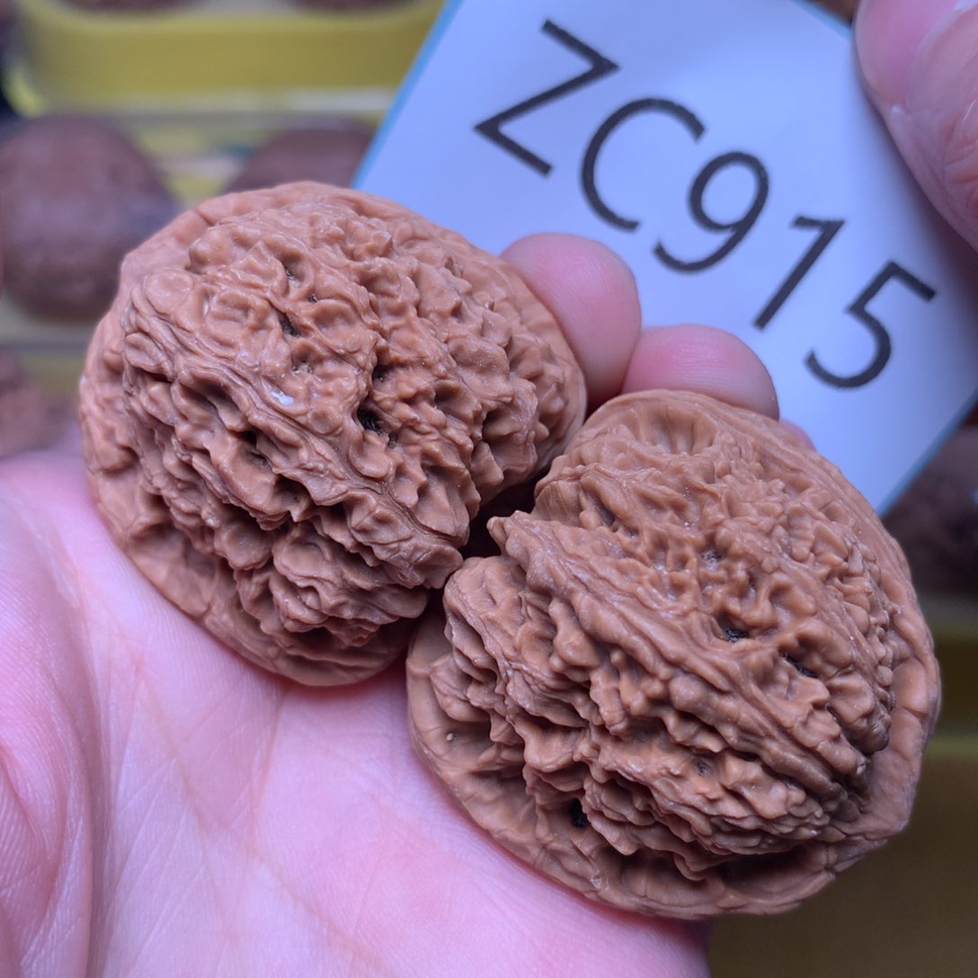 文玩核桃把件红皮南疆石38