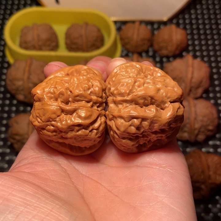 盖***力文玩核桃把件开背大腿