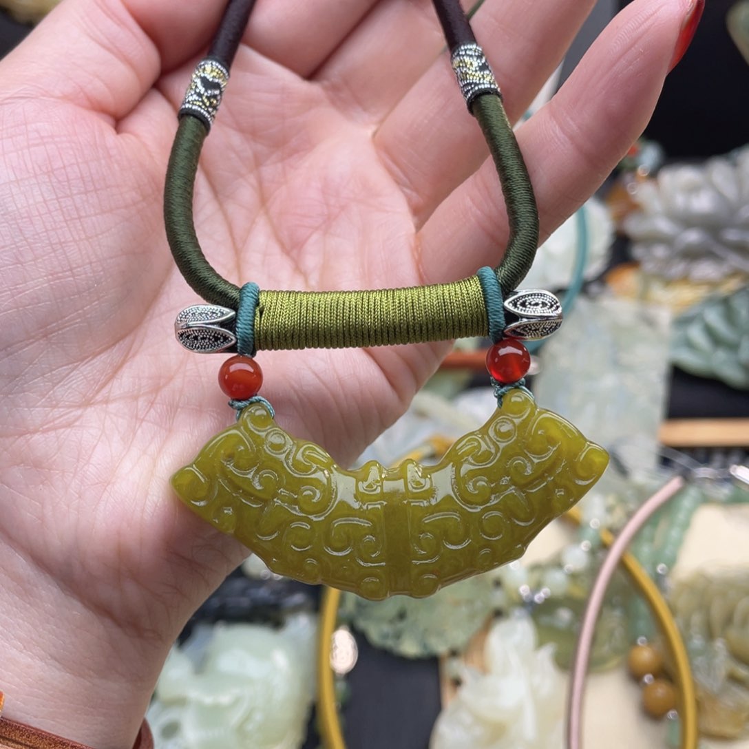 蛇纹石玉颈饰未镶嵌