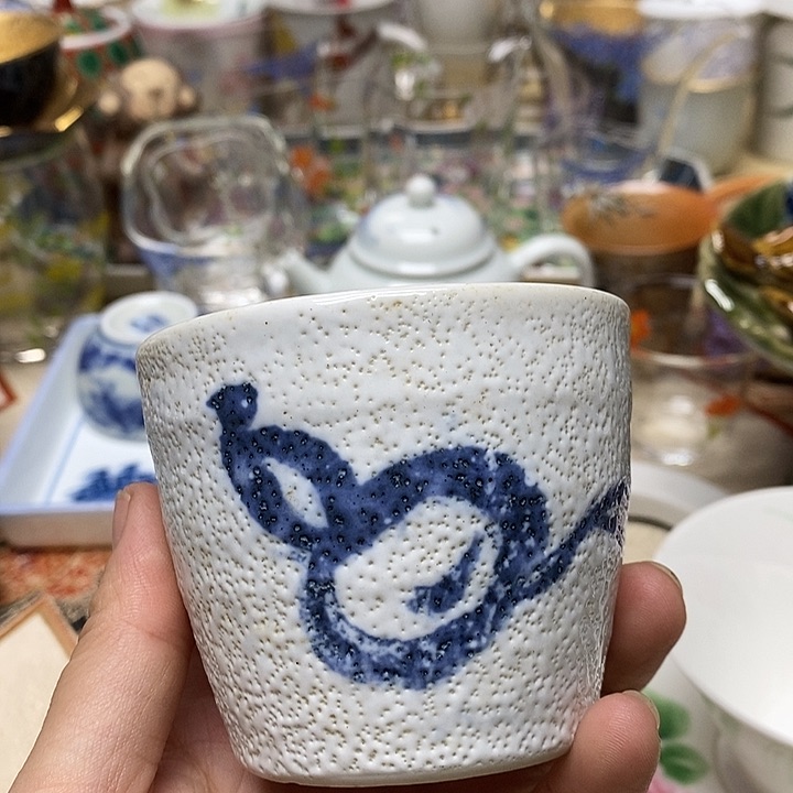 茶壶紫砂杯子和一大盒酸奶一起在厨房做面包