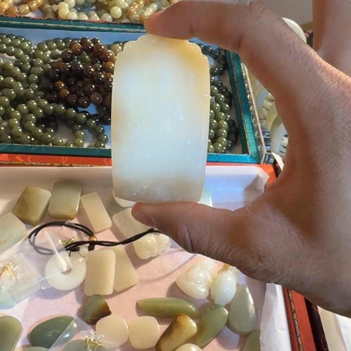 王***者和田玉（糖玉）未镶嵌颈饰