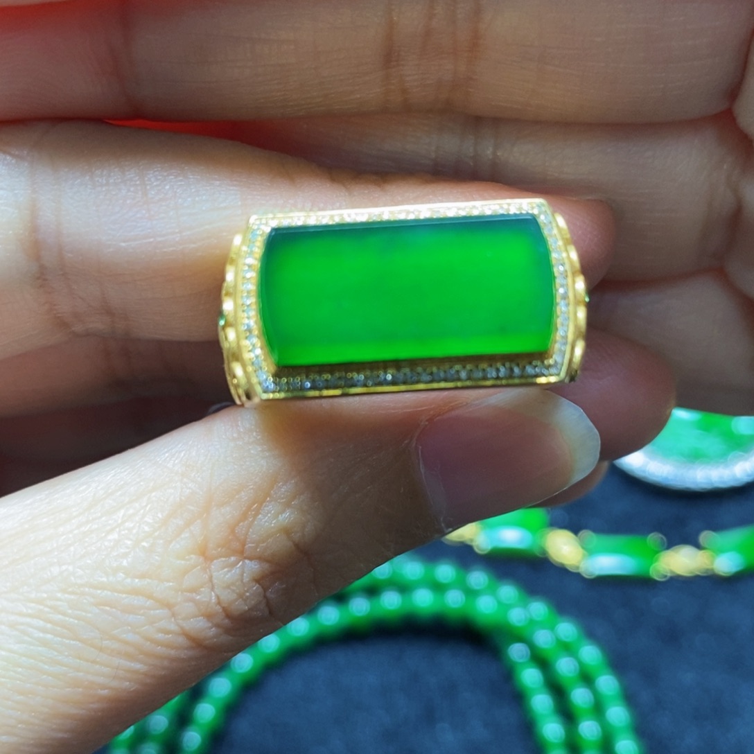 翡翠戒指18K金镶嵌天然翡翠