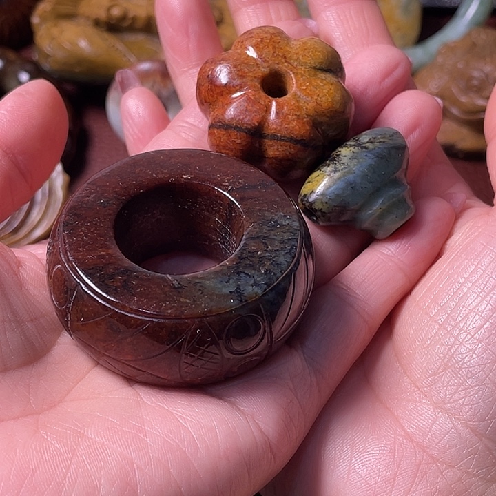 小***草岫岩河磨玉（透闪石质玉）未镶嵌把件