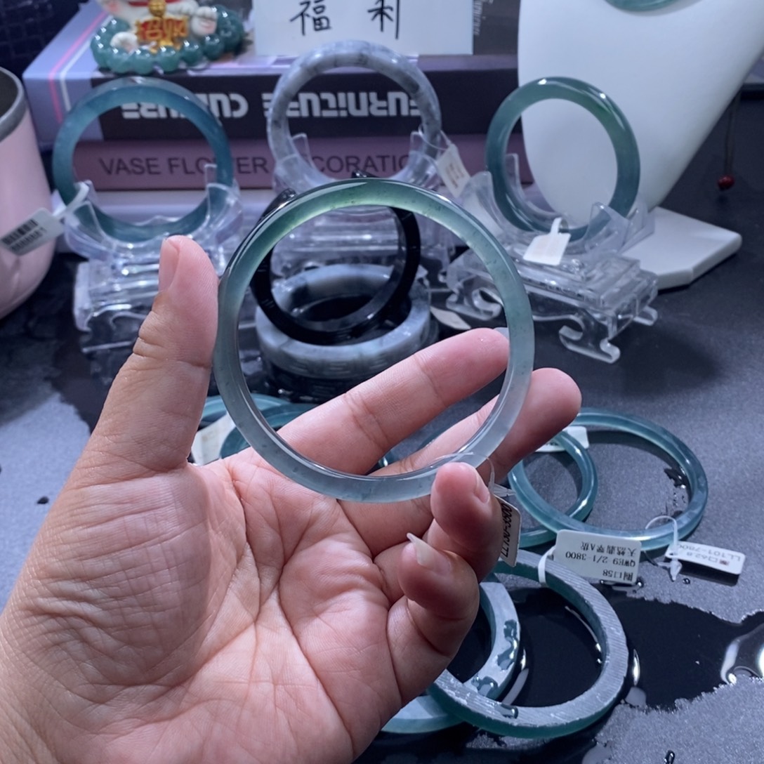 翡翠未镶嵌手镯蓝底飘湖水绿