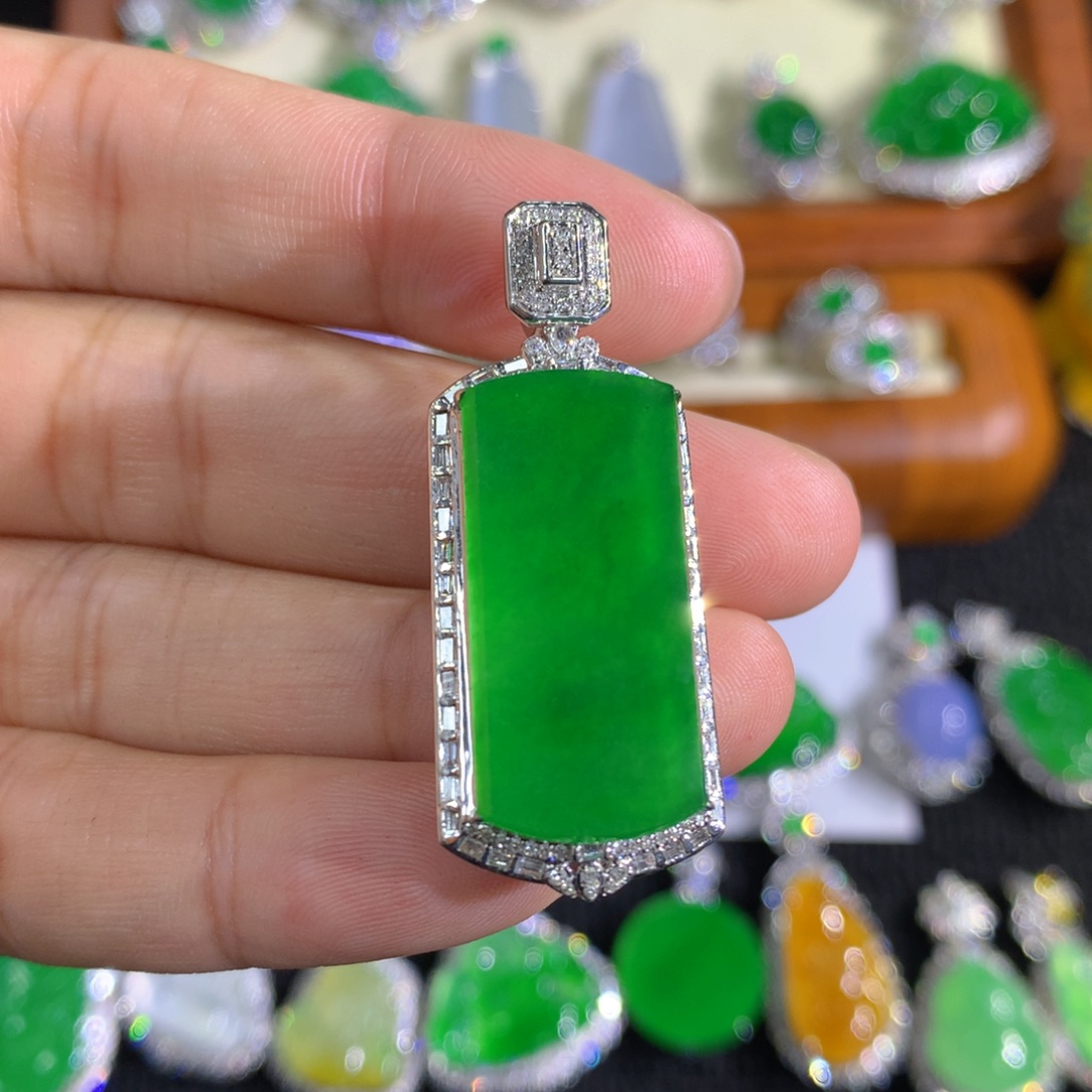 翡翠18K金镶嵌颈饰