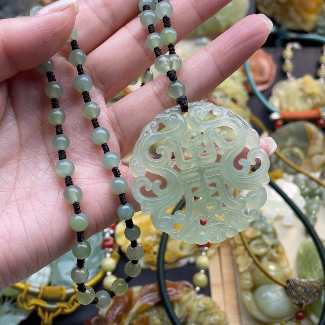 蛇纹石玉颈饰未镶嵌