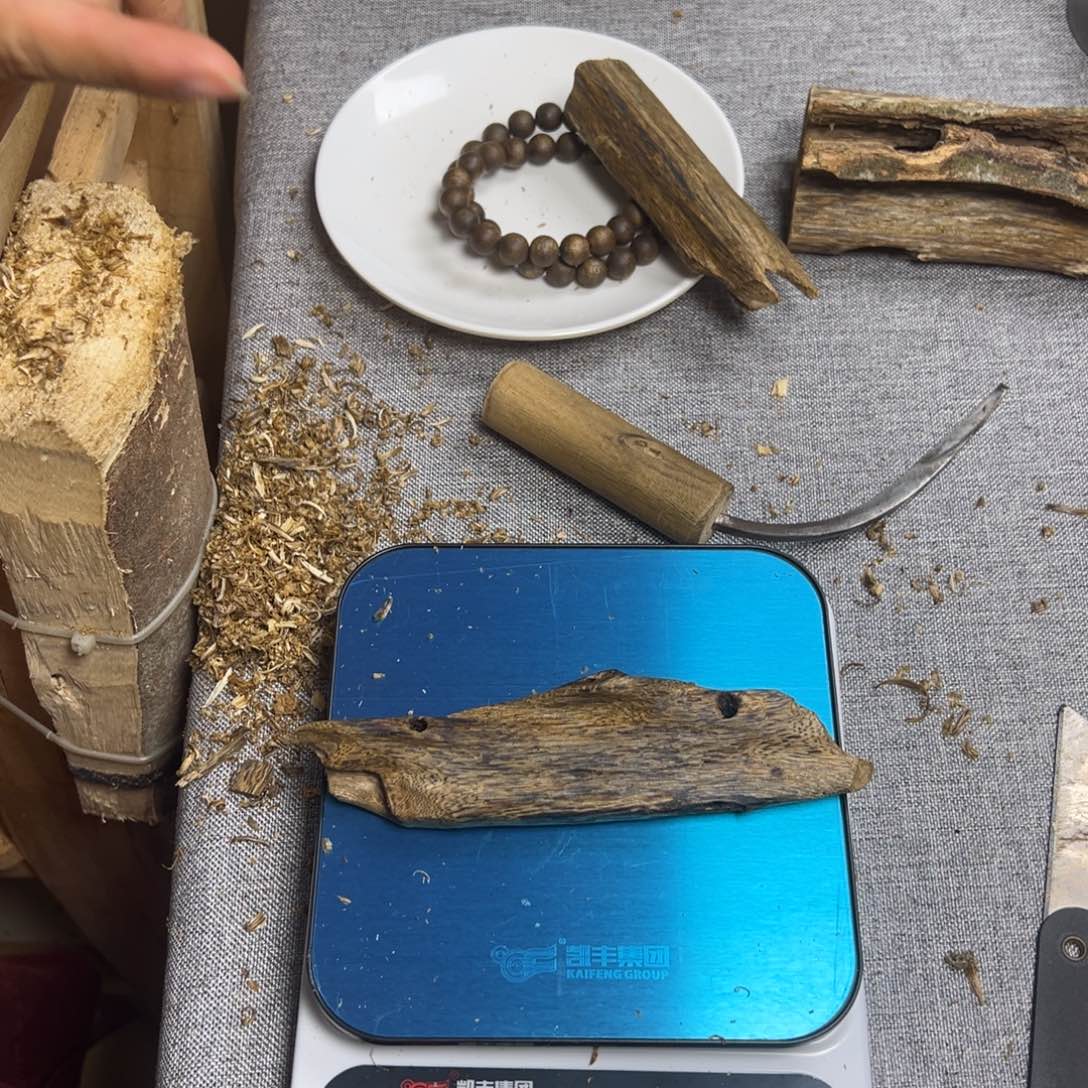 沉香沉香碎屑蓝宝石32.4克