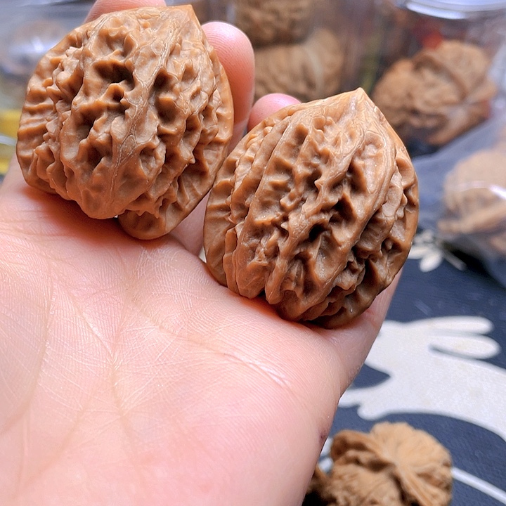 文玩核桃吊坠曹大龙一对