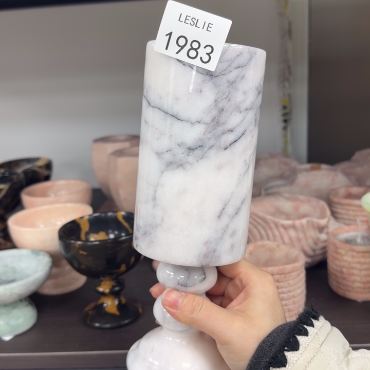 L。 1983。        花瓶。 