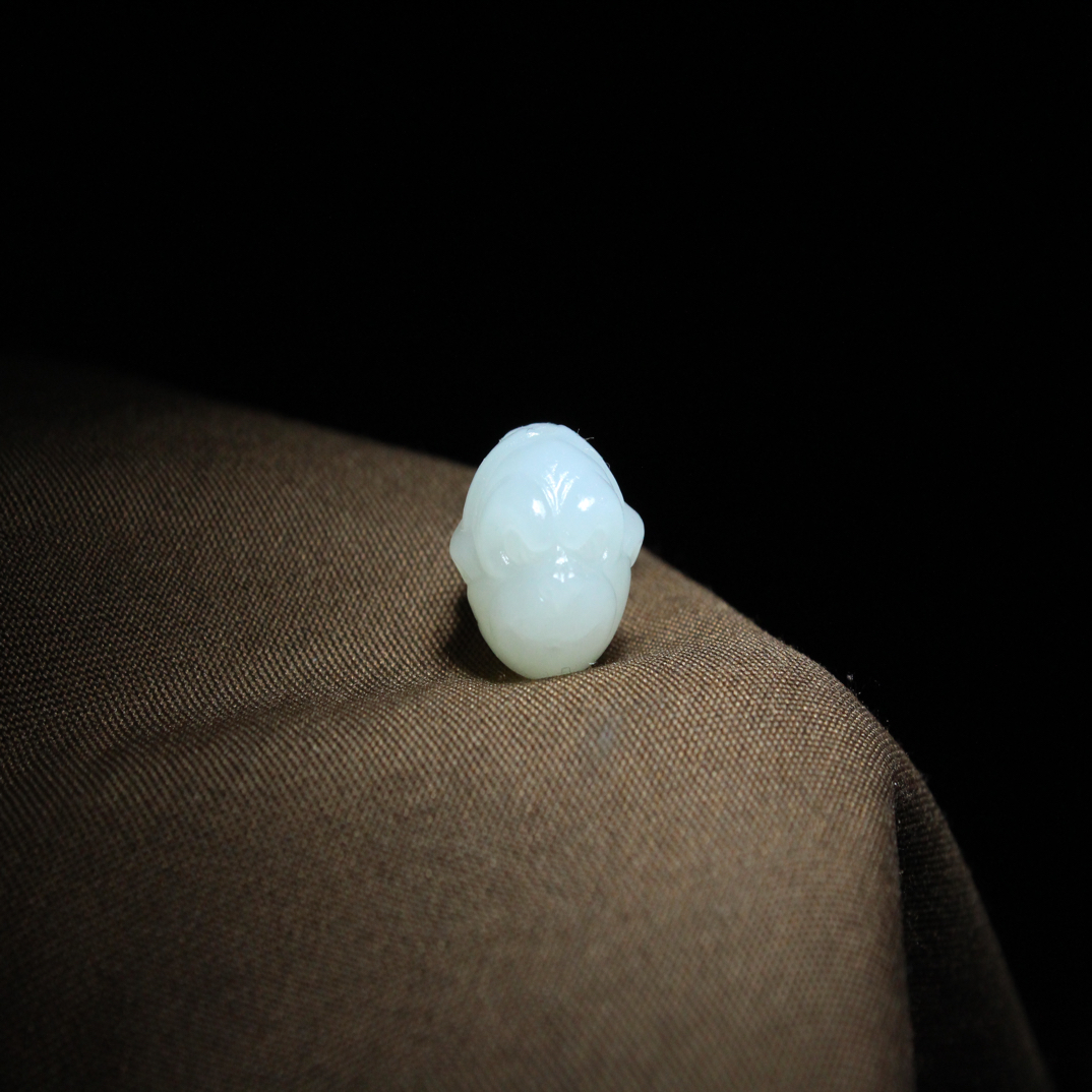 天然和田玉白玉生肖猴头配珠通天孔，配珠背云尺寸12mm重量：2.31g