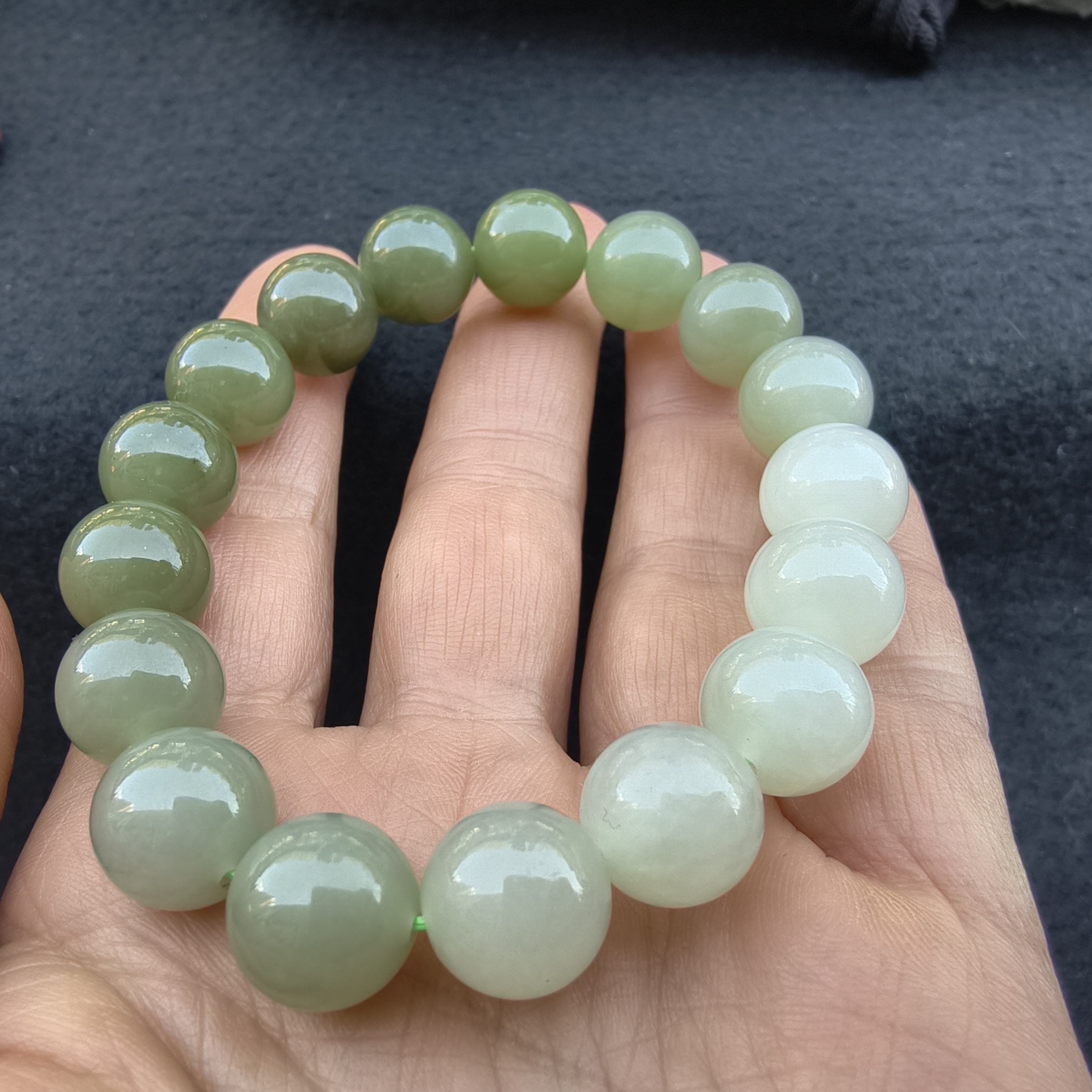 和田玉渐变色手串 男女都可佩戴珠子饱满圆润