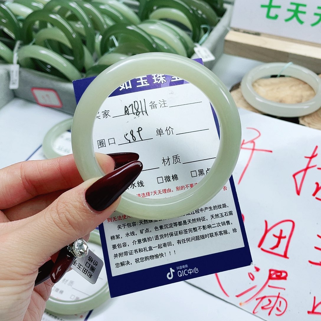 和田玉手镯未镶嵌