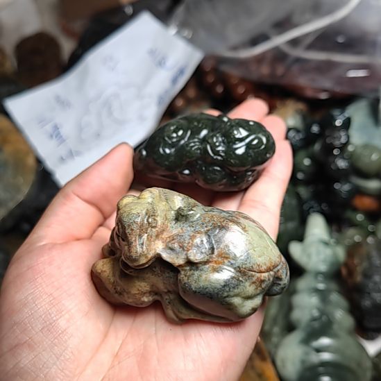 未镶嵌岫岩河磨玉（透闪石质玉）挂件