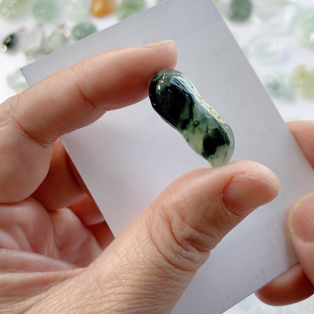 翡翠未镶嵌颈饰花生