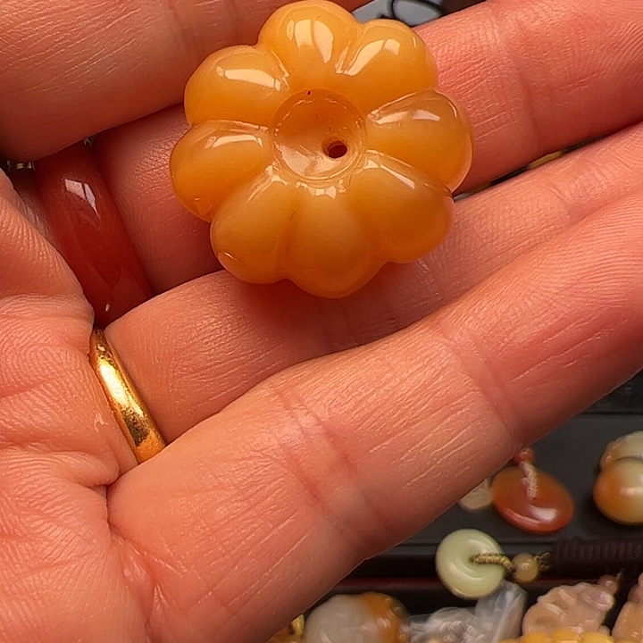 石英质玉（黄龙玉）颈饰合金