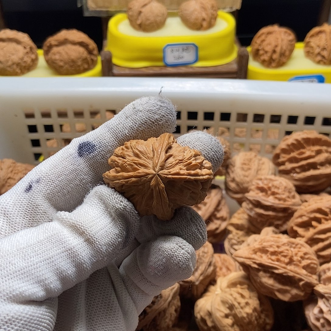 哈***哈吊坠文玩核桃白狮子四棱