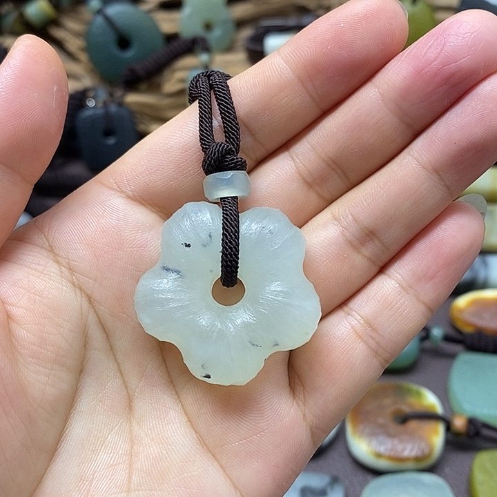 蛇纹石玉未镶嵌颈饰