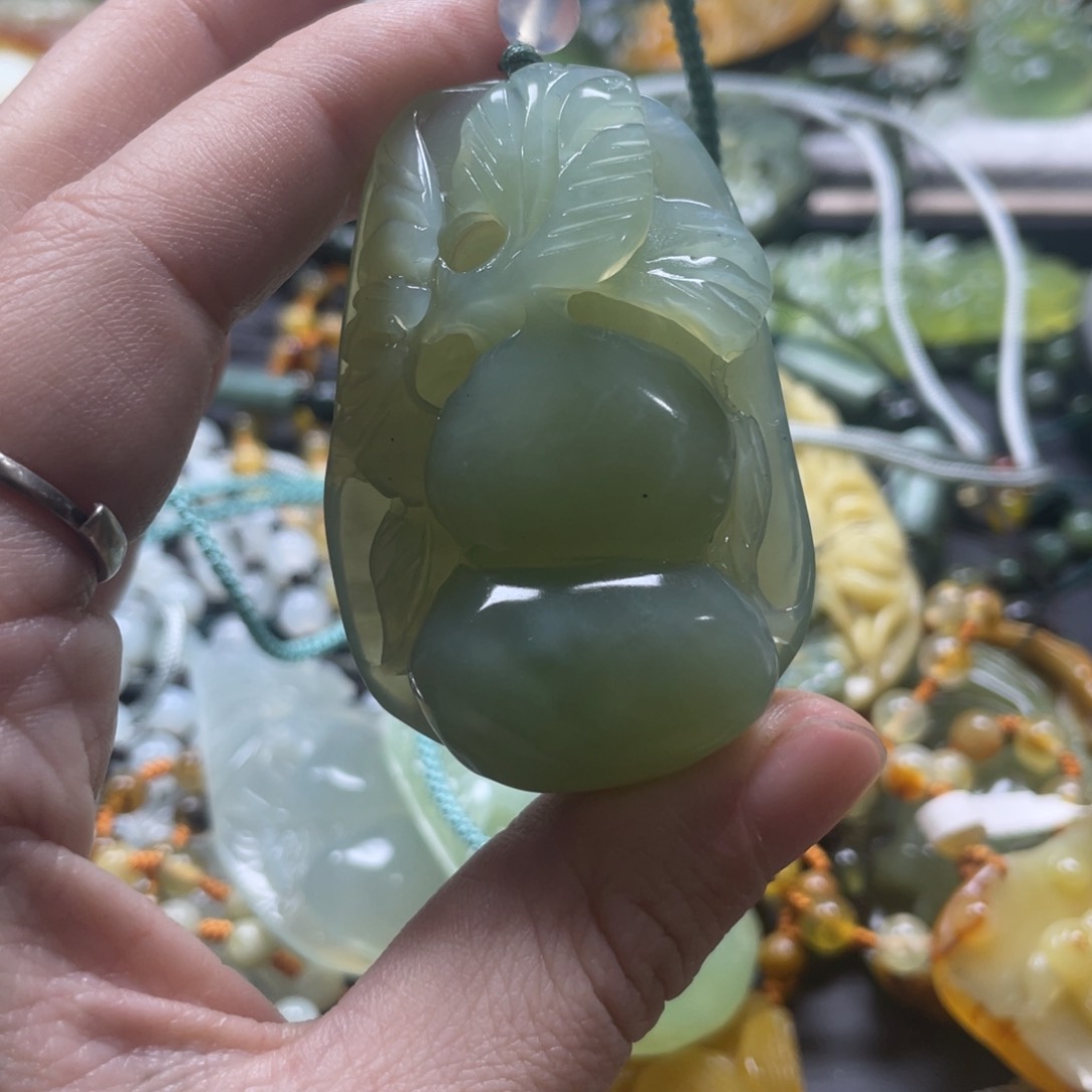 蛇纹石玉颈饰未镶嵌