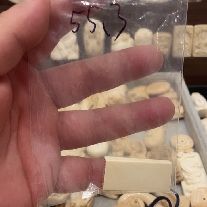 璎***琴天然猛犸牙雕刻品